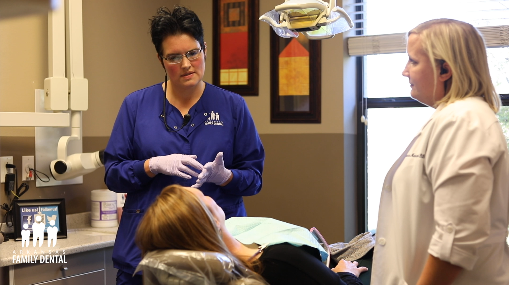 Arkansas Family Dental technician Nicole Shipp talks to a Little Rock, AR patient.